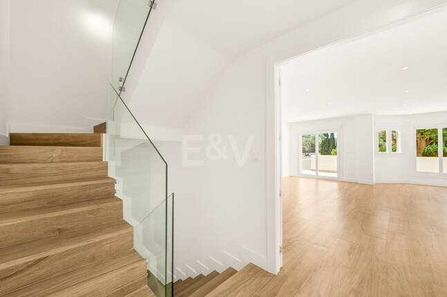 Modernized Corner Townhouse with Sea Views in Nagüeles