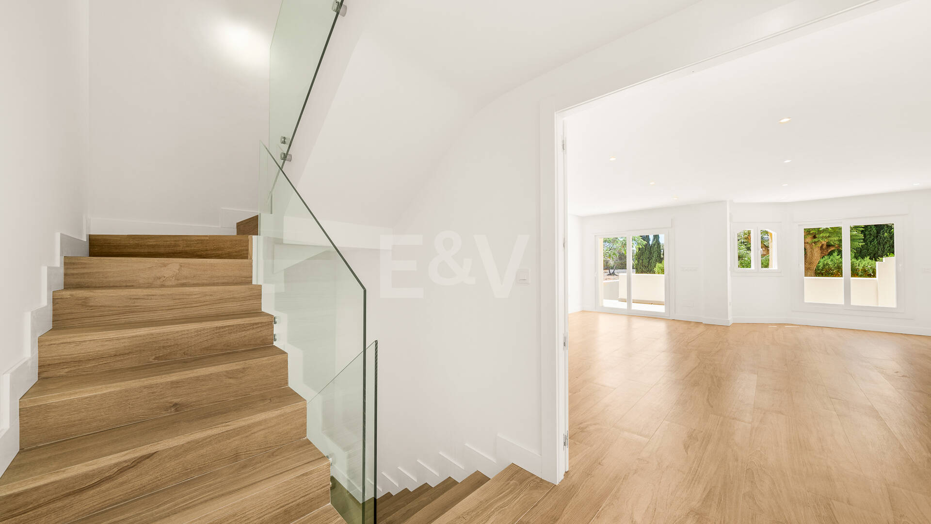 Modernized Corner Townhouse with Sea Views in Nagüeles