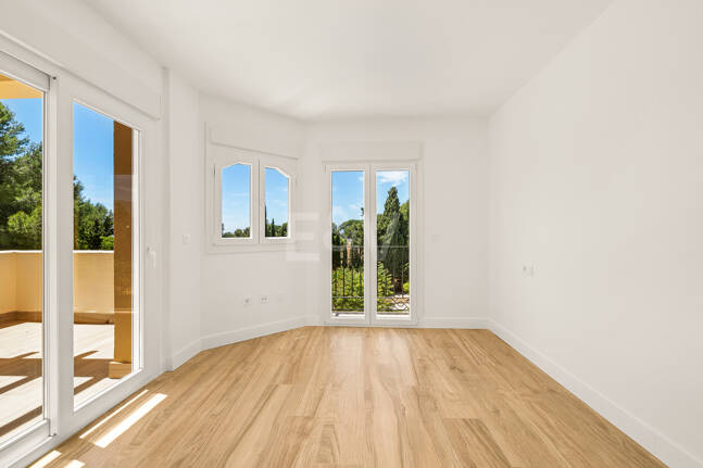 Modernized Corner Townhouse with Sea Views in Nagüeles