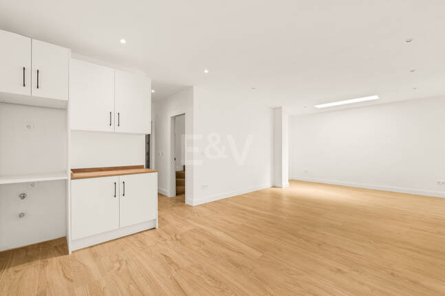 Modernized Corner Townhouse with Sea Views in Nagüeles