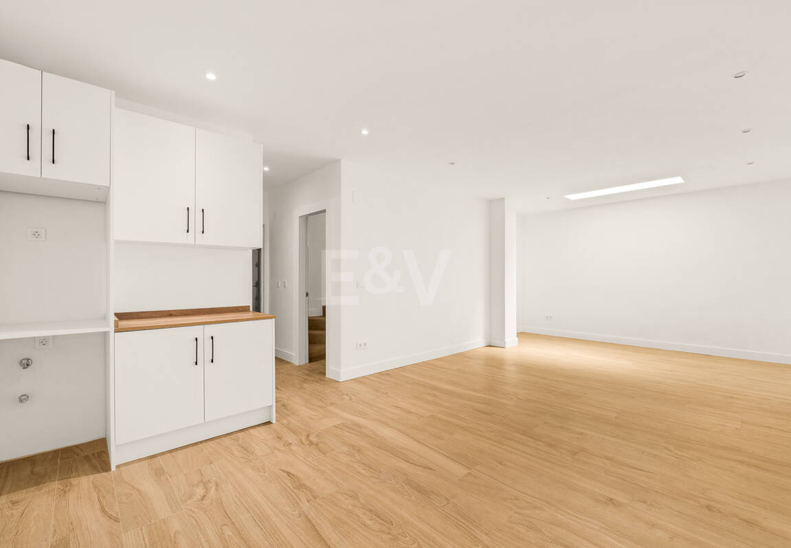 Modernized Corner Townhouse with Sea Views in Nagüeles