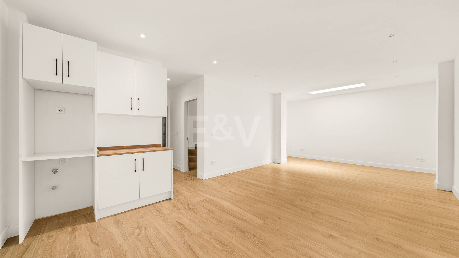 Modernized Corner Townhouse with Sea Views in Nagüeles