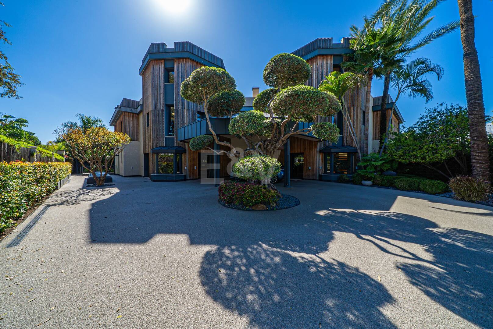 Impresionante Villa a Distancia andando de la Playa en Guadalmina