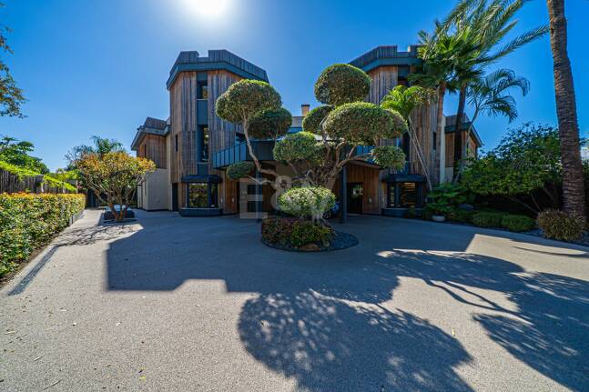 Impresionante Villa a Distancia andando de la Playa en Guadalmina