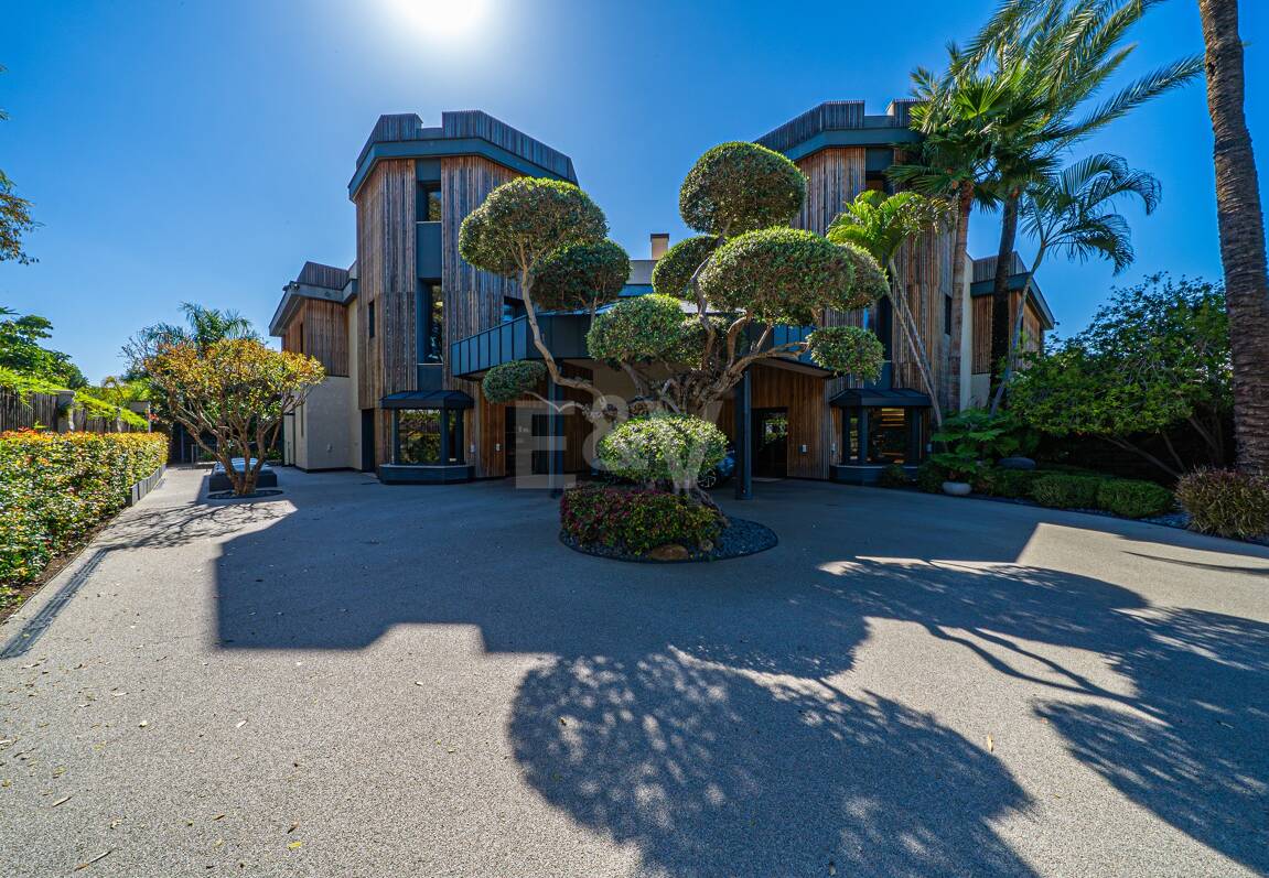 Impresionante Villa a Distancia andando de la Playa en Guadalmina