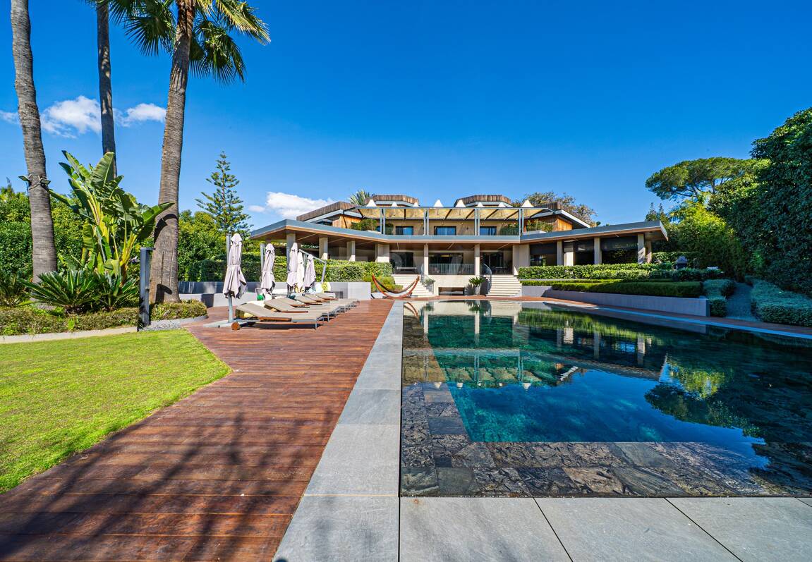 Impresionante Villa a Distancia andando de la Playa en Guadalmina