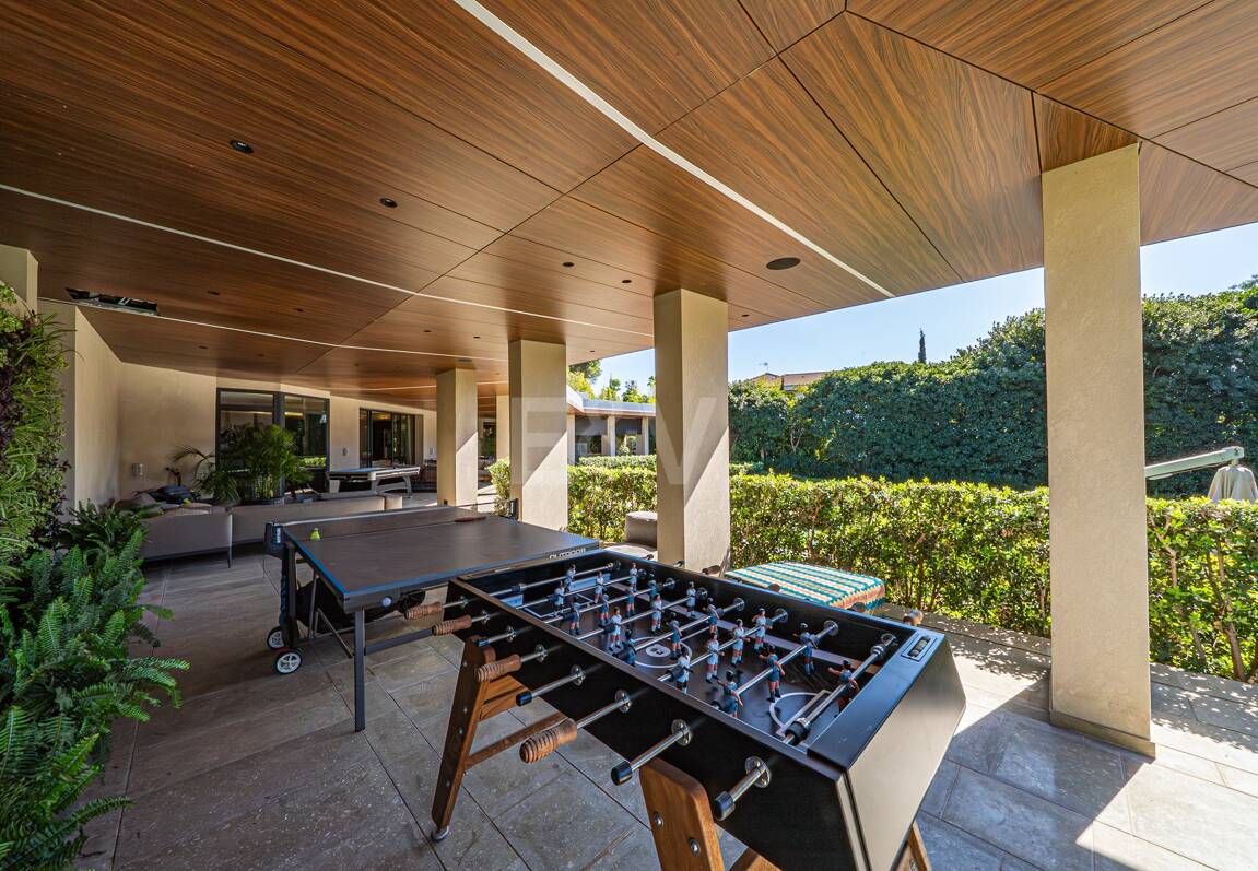 Impresionante Villa a Distancia andando de la Playa en Guadalmina