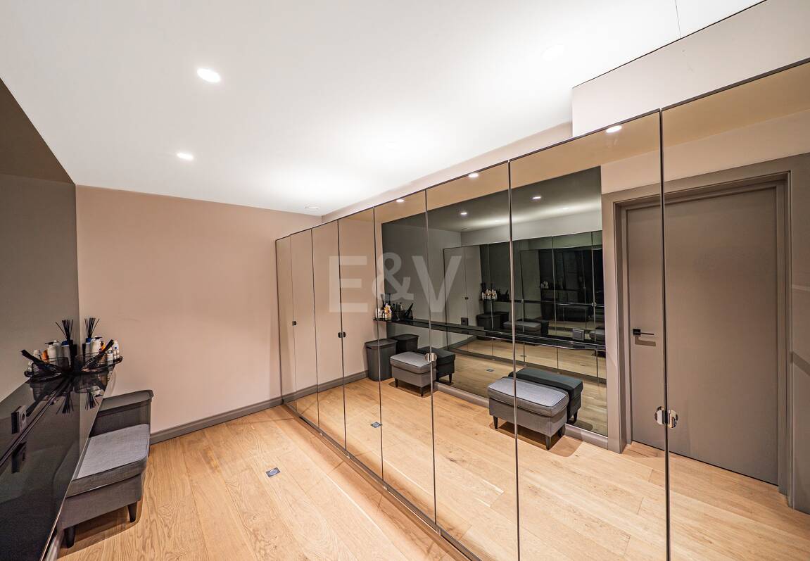 Impresionante Villa a Distancia andando de la Playa en Guadalmina