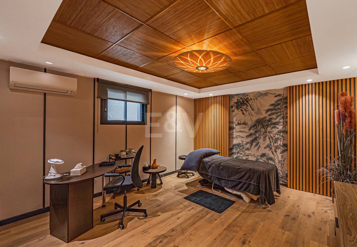 Impresionante Villa a Distancia andando de la Playa en Guadalmina