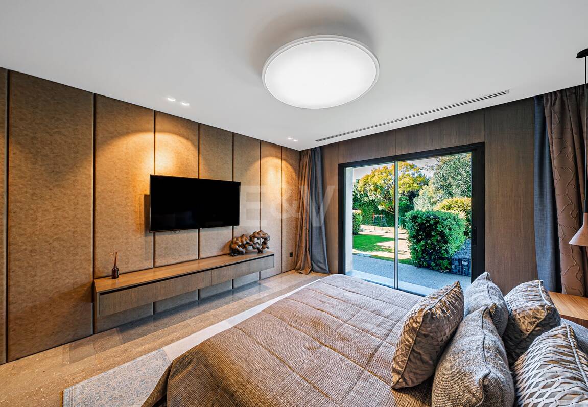 Impresionante Villa a Distancia andando de la Playa en Guadalmina