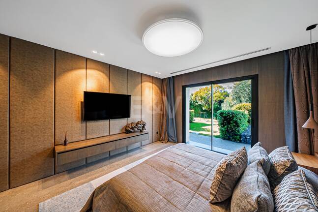 Impresionante Villa a Distancia andando de la Playa en Guadalmina