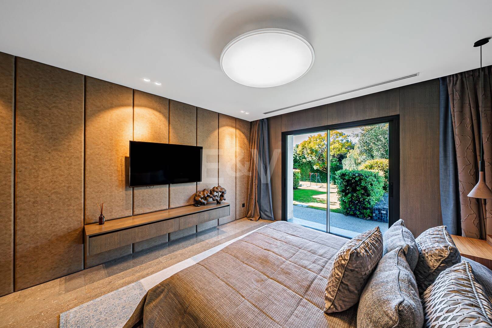 Impresionante Villa a Distancia andando de la Playa en Guadalmina