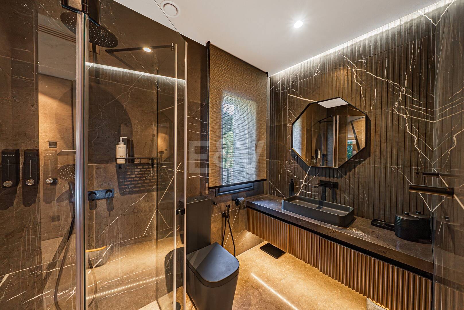 Impresionante Villa a Distancia andando de la Playa en Guadalmina