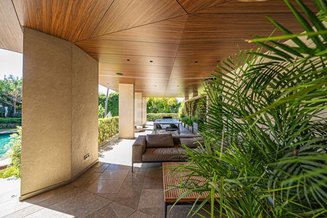 Impresionante Villa a Distancia andando de la Playa en Guadalmina