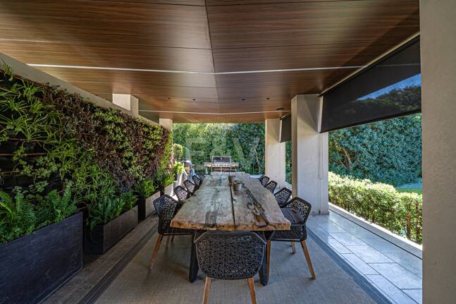 Impresionante Villa a Distancia andando de la Playa en Guadalmina