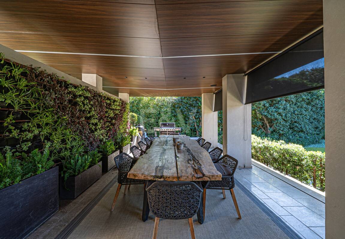 Impresionante Villa a Distancia andando de la Playa en Guadalmina