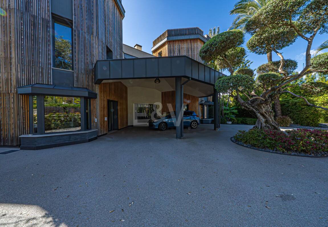 Impresionante Villa a Distancia andando de la Playa en Guadalmina