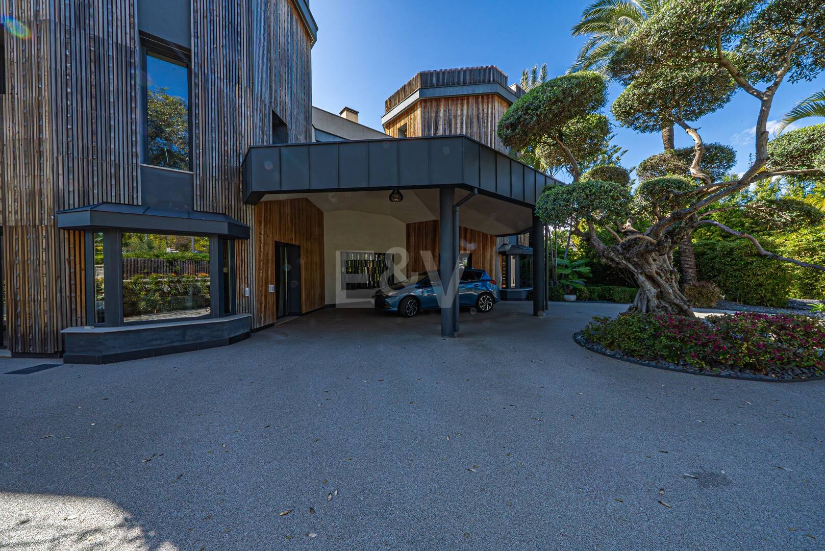 Impresionante Villa a Distancia andando de la Playa en Guadalmina