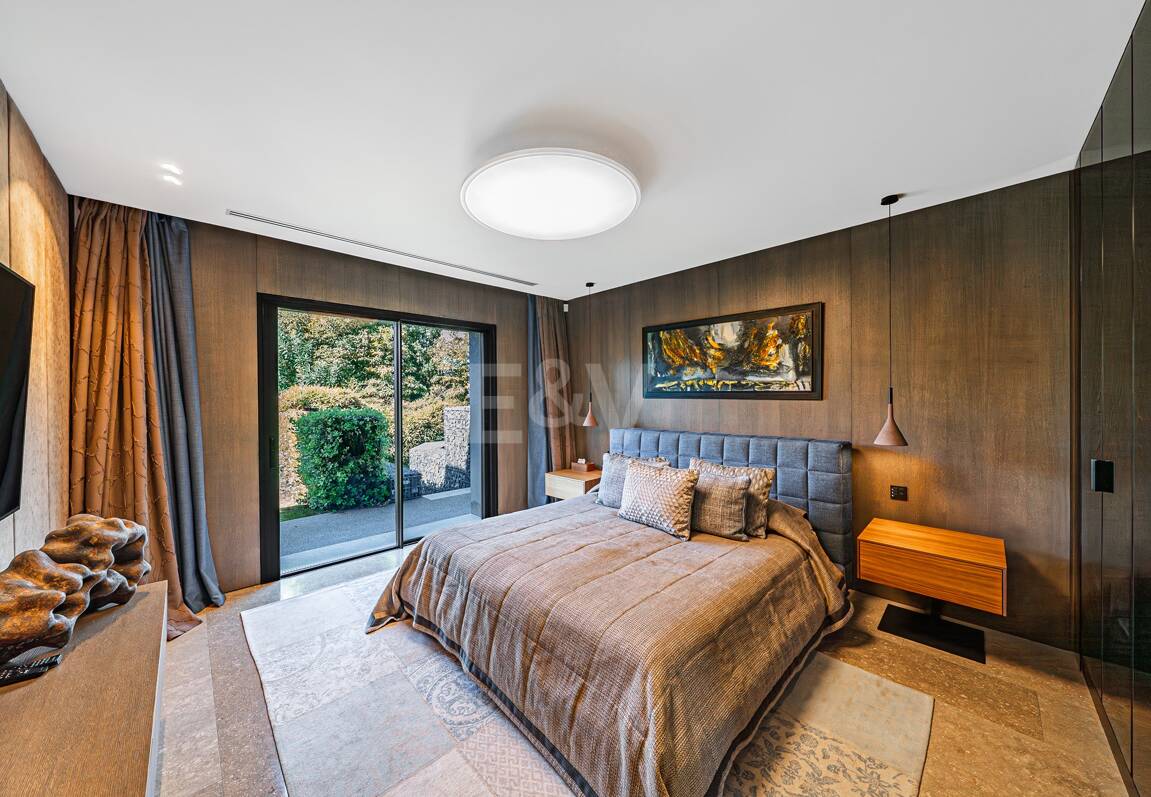 Impresionante Villa a Distancia andando de la Playa en Guadalmina