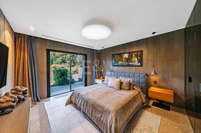 Impresionante Villa a Distancia andando de la Playa en Guadalmina