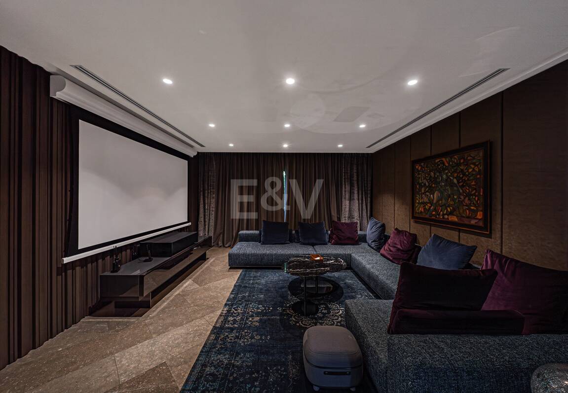 Impresionante Villa a Distancia andando de la Playa en Guadalmina