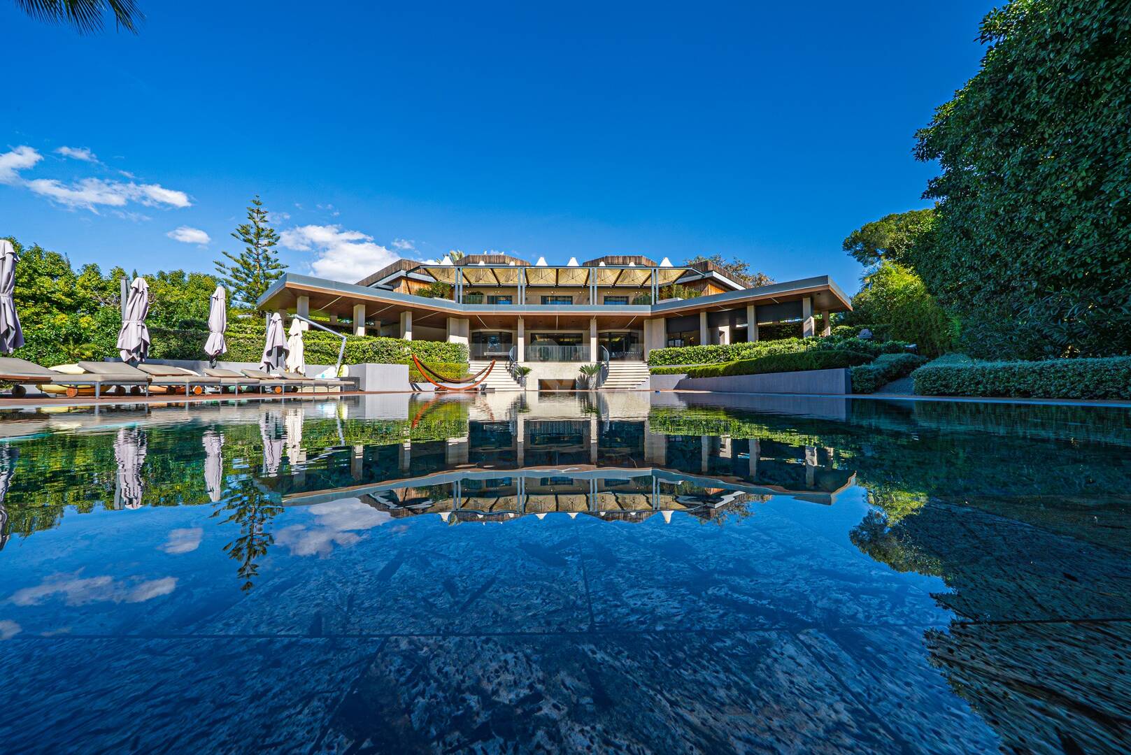 Impresionante Villa a Distancia andando de la Playa en Guadalmina