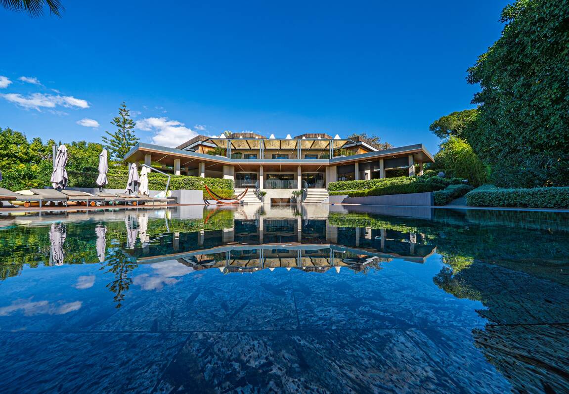 Impresionante Villa a Distancia andando de la Playa en Guadalmina