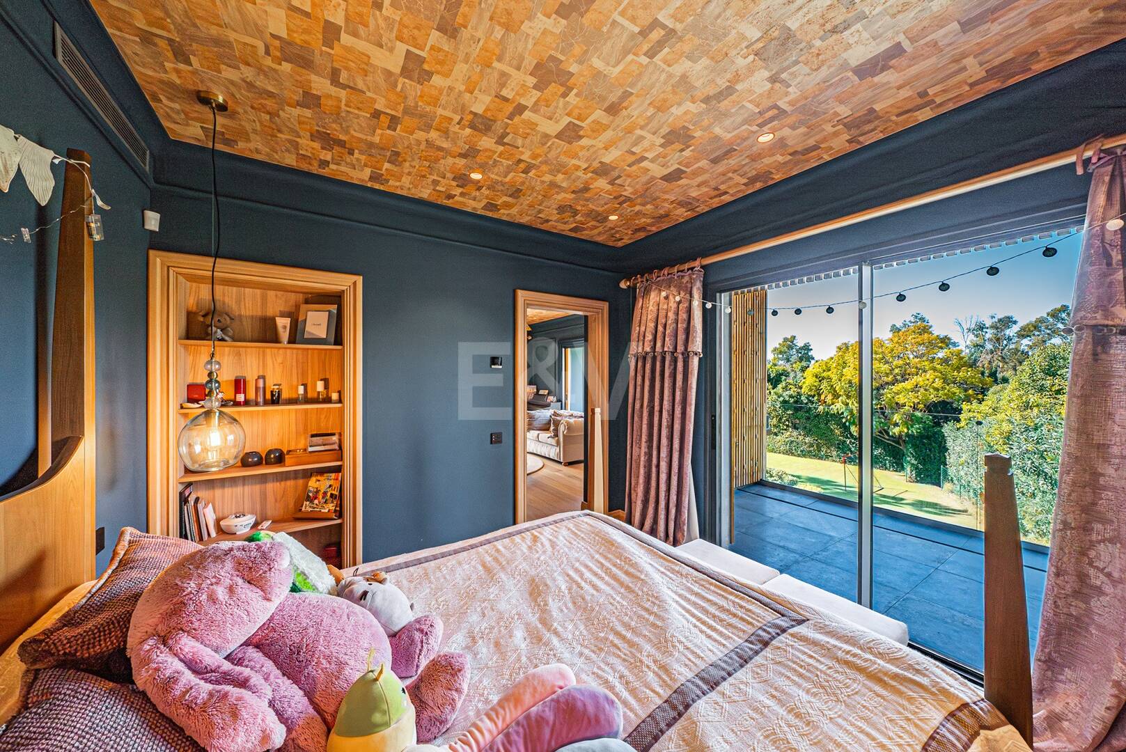 Impresionante Villa a Distancia andando de la Playa en Guadalmina