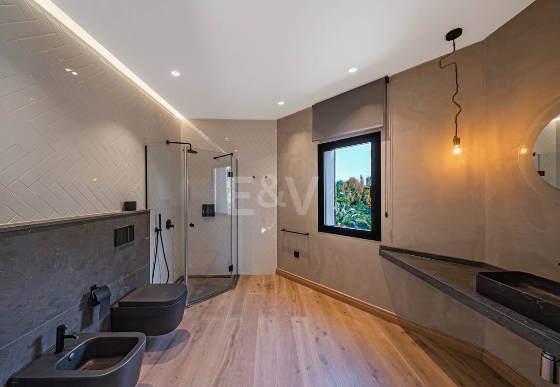 Impresionante Villa a Distancia andando de la Playa en Guadalmina