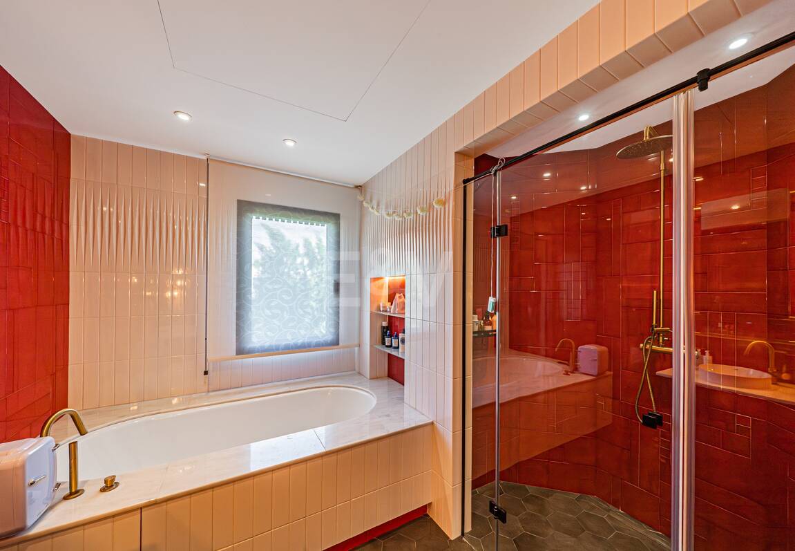 Impresionante Villa a Distancia andando de la Playa en Guadalmina