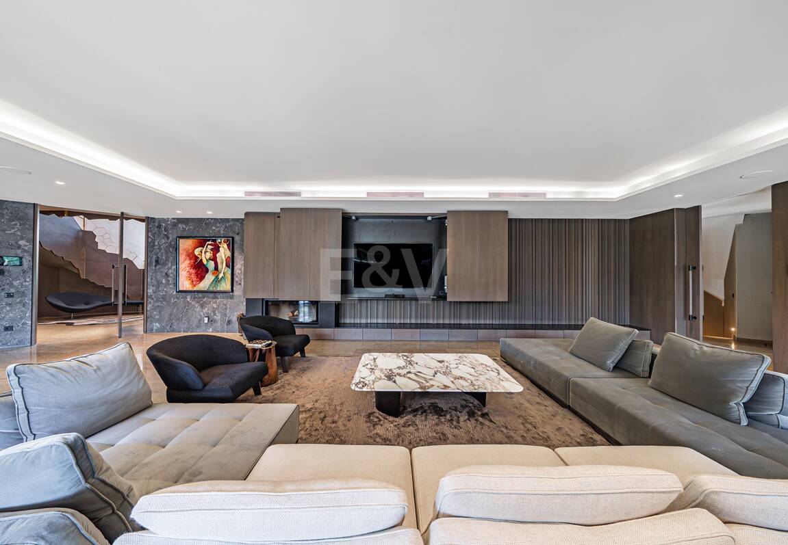 Impresionante Villa a Distancia andando de la Playa en Guadalmina