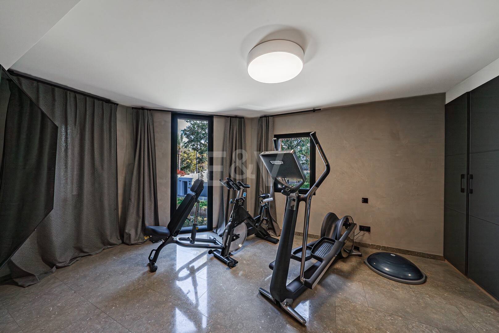 Impresionante Villa a Distancia andando de la Playa en Guadalmina