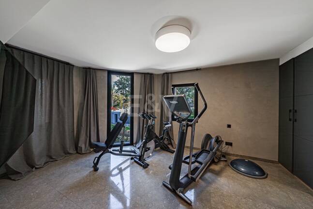 Impresionante Villa a Distancia andando de la Playa en Guadalmina