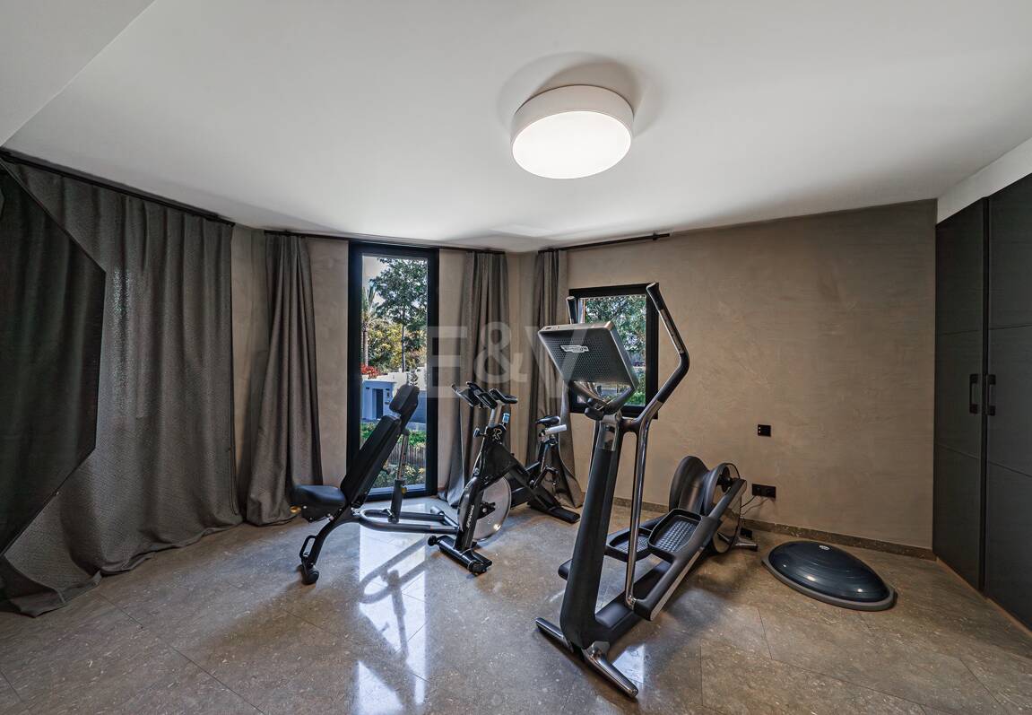 Impresionante Villa a Distancia andando de la Playa en Guadalmina