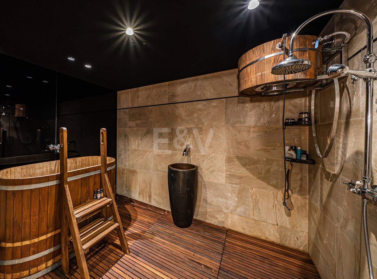 Impresionante Villa a Distancia andando de la Playa en Guadalmina