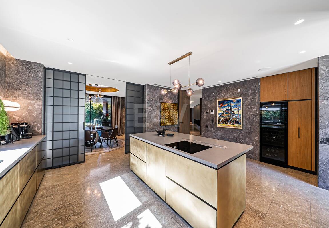 Impresionante Villa a Distancia andando de la Playa en Guadalmina