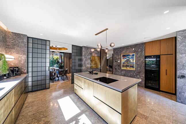 Impresionante Villa a Distancia andando de la Playa en Guadalmina