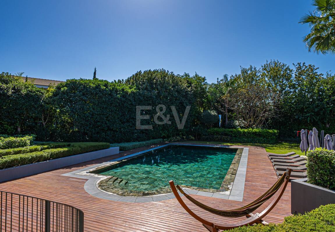 Impresionante Villa a Distancia andando de la Playa en Guadalmina