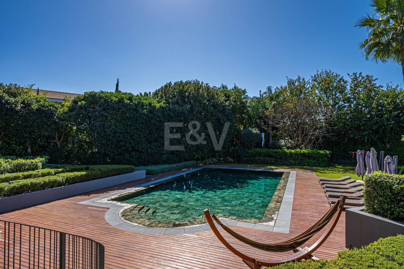 Impresionante Villa a Distancia andando de la Playa en Guadalmina