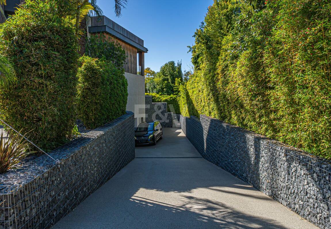 Impresionante Villa a Distancia andando de la Playa en Guadalmina