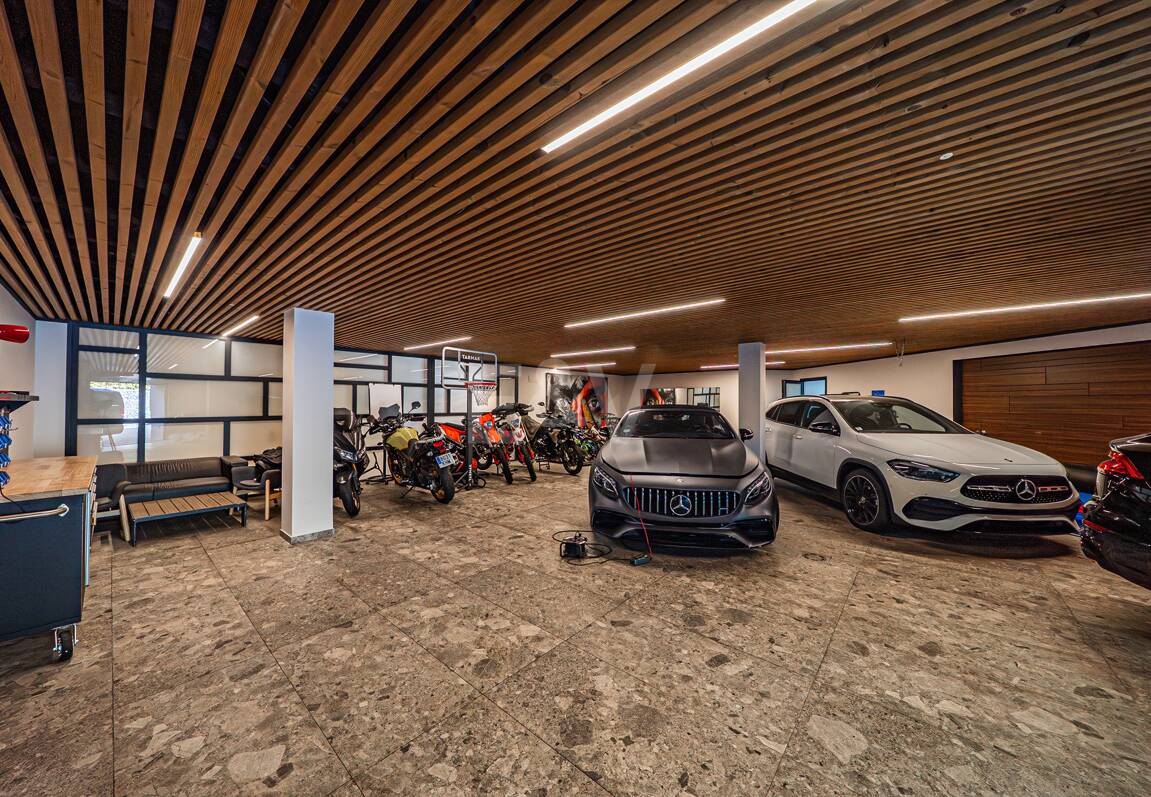 Impresionante Villa a Distancia andando de la Playa en Guadalmina