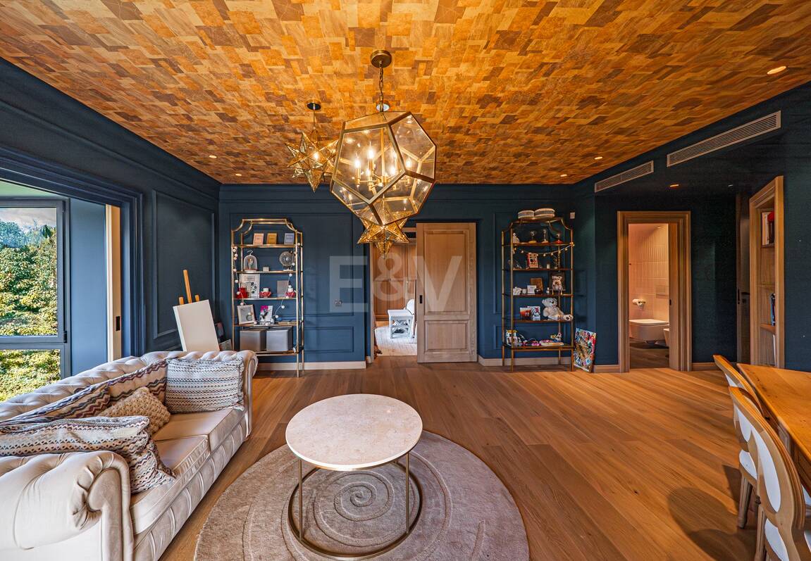 Impresionante Villa a Distancia andando de la Playa en Guadalmina