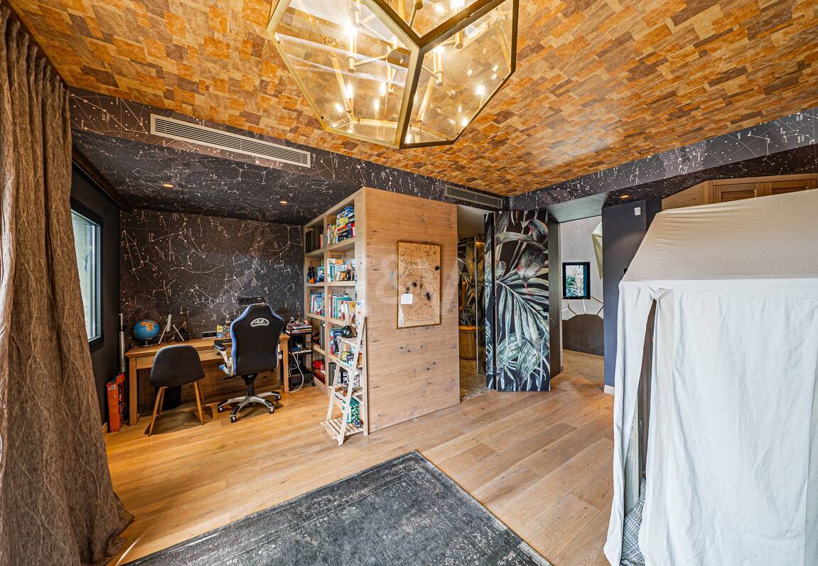 Impresionante Villa a Distancia andando de la Playa en Guadalmina