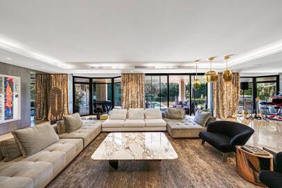 Impresionante Villa a Distancia andando de la Playa en Guadalmina