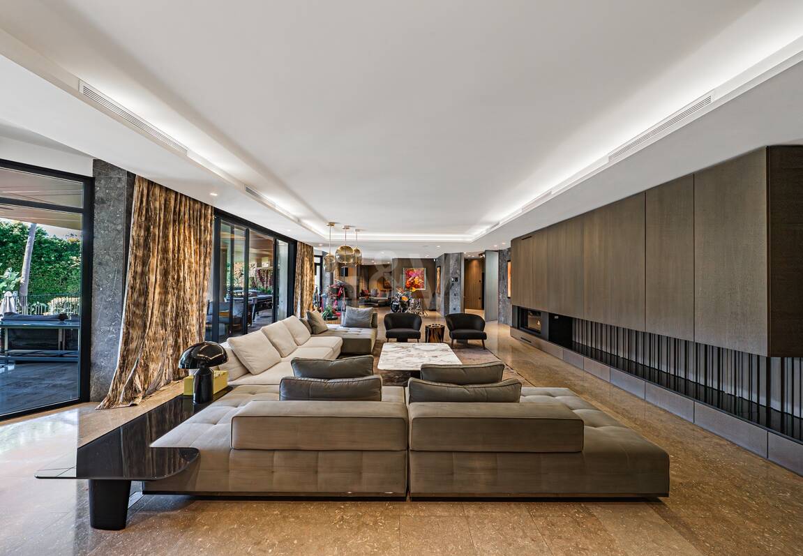 Impresionante Villa a Distancia andando de la Playa en Guadalmina