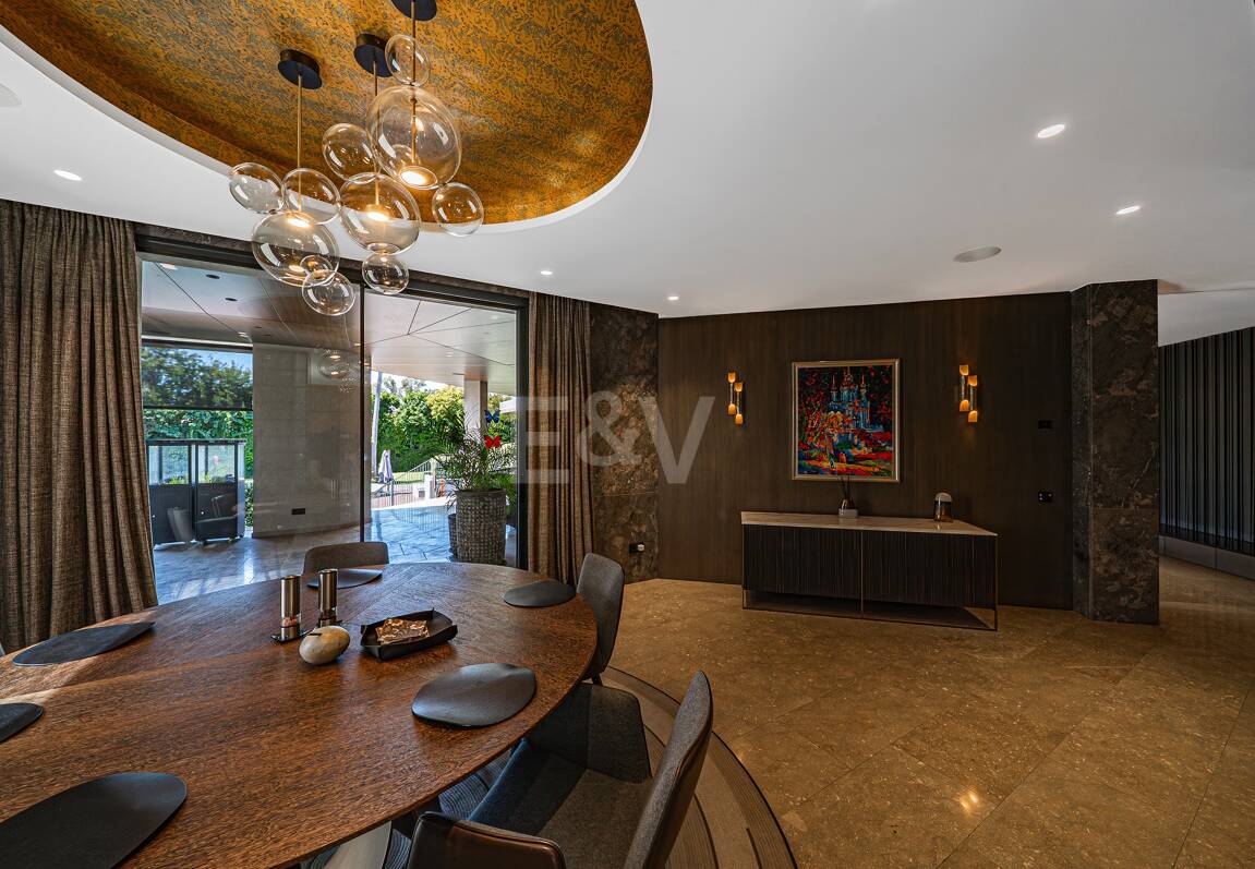 Impresionante Villa a Distancia andando de la Playa en Guadalmina