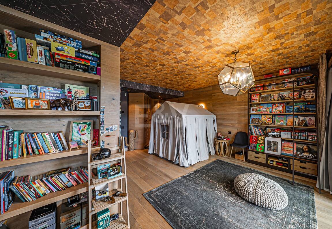 Impresionante Villa a Distancia andando de la Playa en Guadalmina