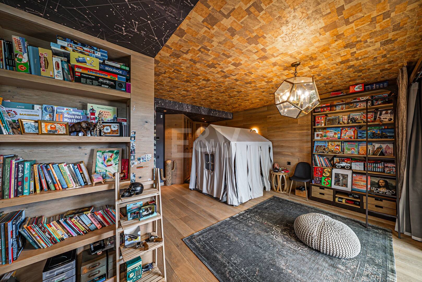 Impresionante Villa a Distancia andando de la Playa en Guadalmina