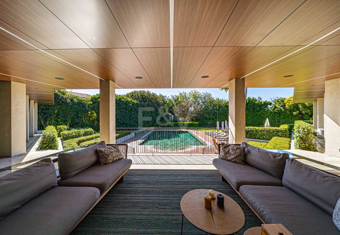 Impresionante Villa a Distancia andando de la Playa en Guadalmina