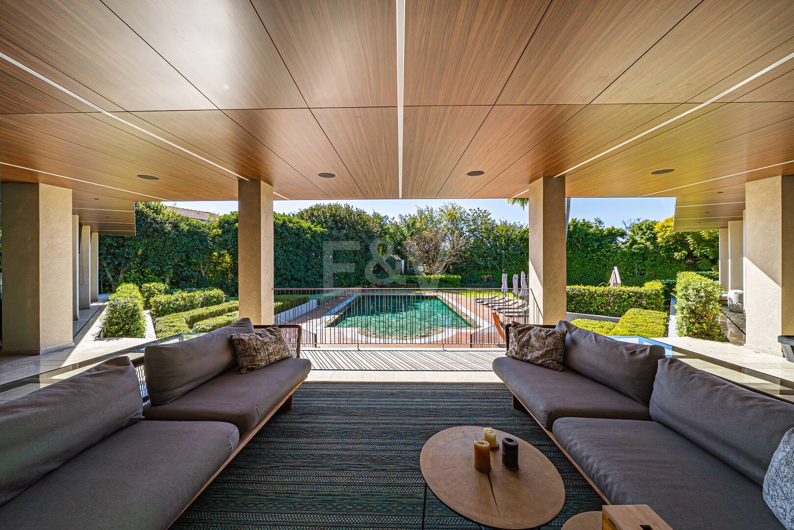 Impresionante Villa a Distancia andando de la Playa en Guadalmina